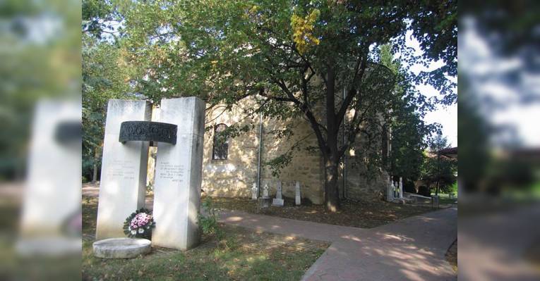 Монумент жителям Казанлыка, погибшим в августе 1877 года. Возле церкви при женском монастыре Пресвятой Богородицы