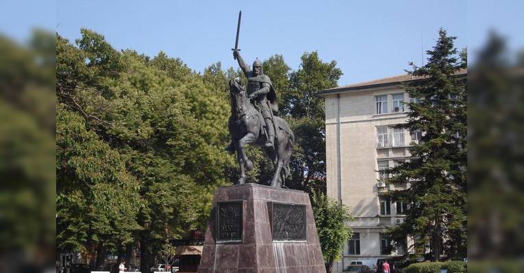 Памятник царю Калояну. Варна