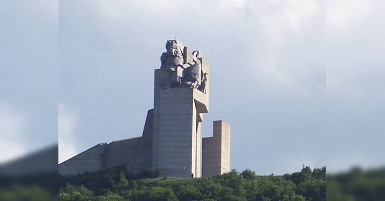 Памятник основателям Болгарского государства. Шумен