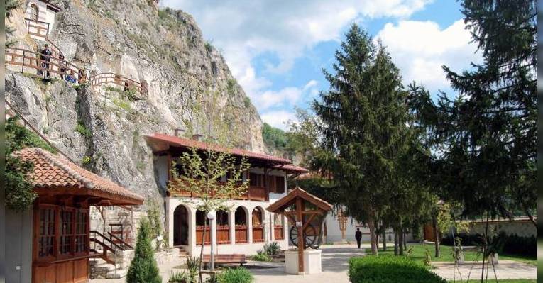 Басарбовский скальный монастырь