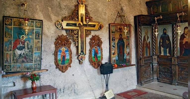 Басарбовский скальный монастырь