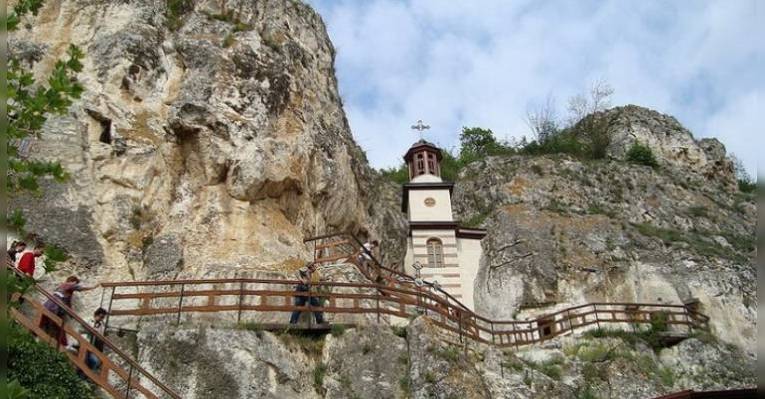 Басарбовский скальный монастырь