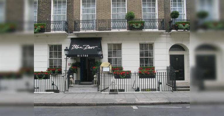 Бар The Blue Door Bistro