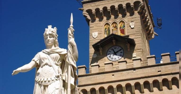 Статуя Свободы на фоне здания Правительственного дворца. Сан-Марино