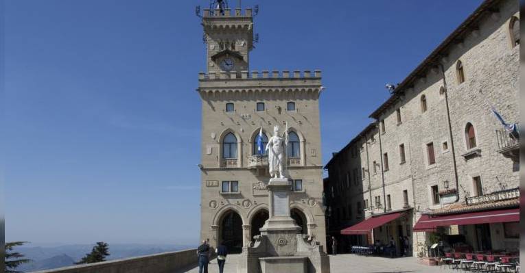 Статуя Свободы и Правительственный дворец. Сан-Марино