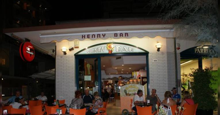 Henry bar. Римини. Район Торре Педрера. Италия