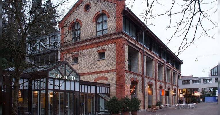 Здание центра Mühle Tiefenbrunnen, в котором расположено кабаре