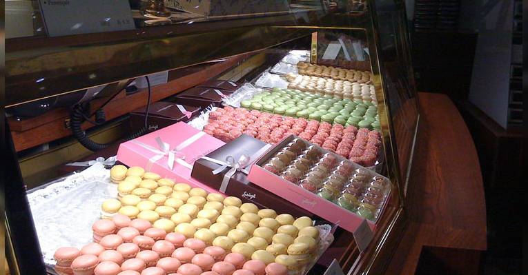 Сладкое безе macaron - национальное лакомство швейцарских французов