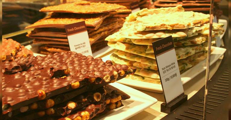 Швейцарский шоколад на витрине магазина Läderach Chocolatier Suisse