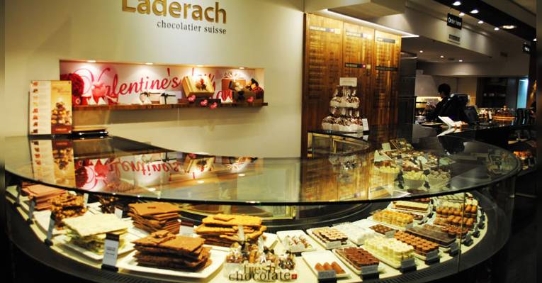 Магазин Läderach Chocolatier Suisse, предлагающий покупателям огромное многообразие швейцарского шоколада