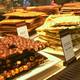 Швейцарский шоколад на витрине магазина Läderach Chocolatier Suisse