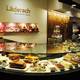 Магазин Läderach Chocolatier Suisse, предлагающий покупателям огромное многообразие швейцарского шоколада