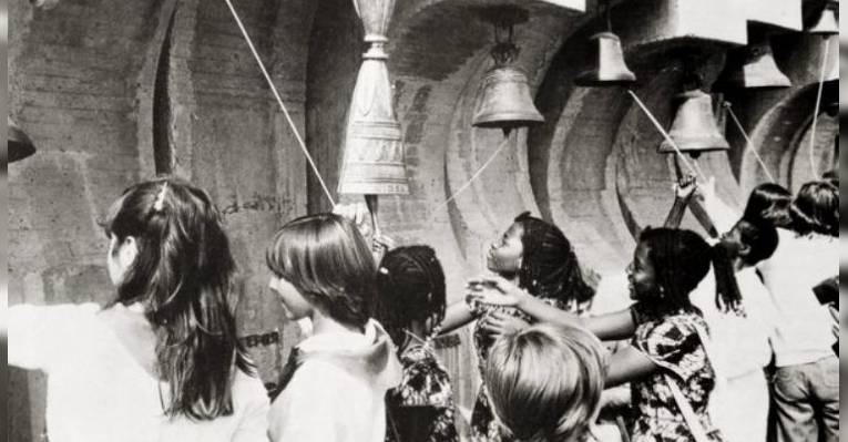 Комплекс Колокола. Участники Первой Международной детской Ассоциации Знамя Мира в Софии