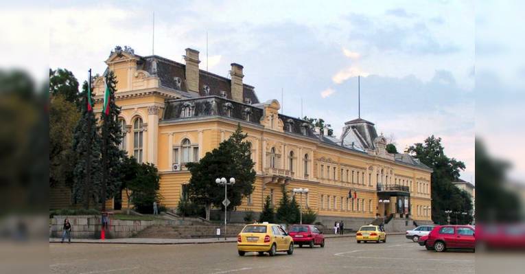 Здание Национальной художественной галереи на площади Александра Батенберга в Софии