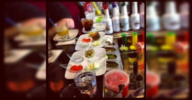 B:free cocktail bar