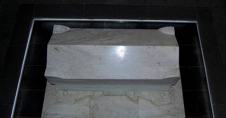 Мраморный саркофаг в музее героев Шипки