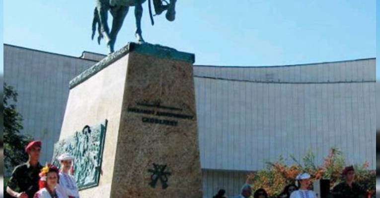 Памятник генералу Михаилу Дмитриевичу Скобелеву. Плевен. Болгария