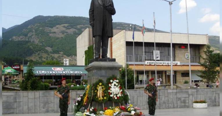 Памятник Ивану Вазову в Сопоте. Болгария