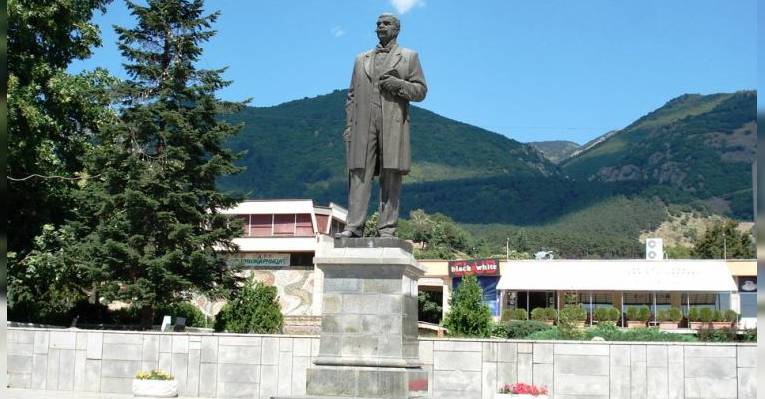 Памятник Ивану Вазову в Сопоте. Болгария