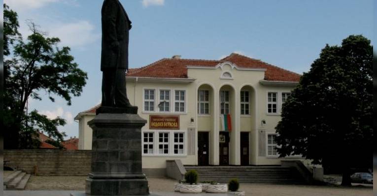 Памятник Ивану Вазову в Сопоте. Болгария