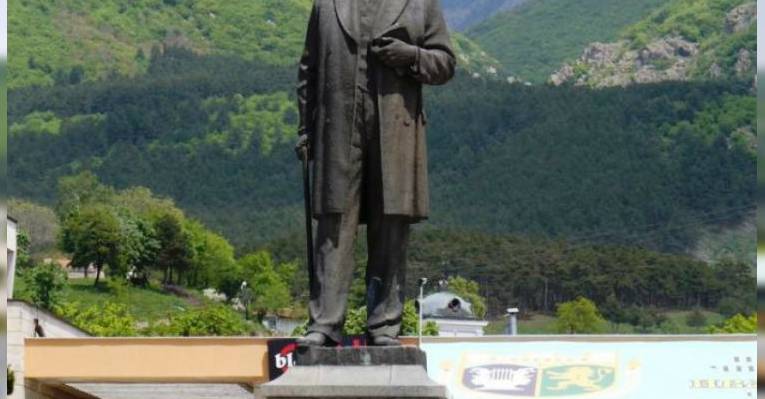 Памятник Ивану Вазову в Сопоте. Болгария