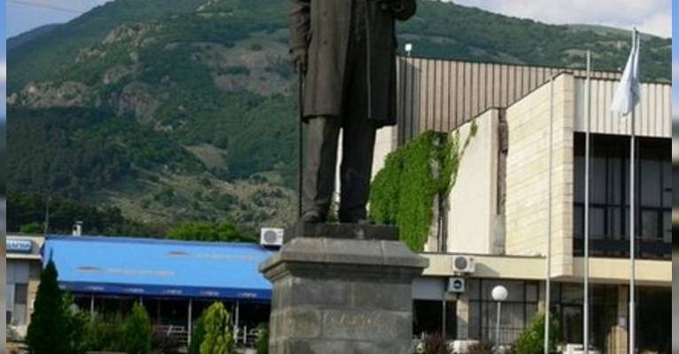 Памятник Ивану Вазову в Сопоте. Болгария