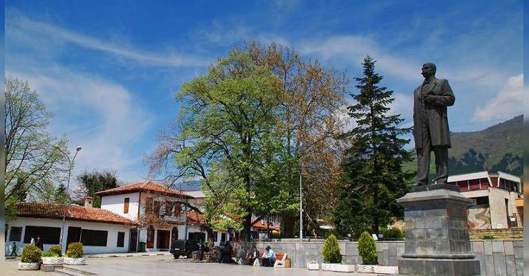 Памятник Ивану Вазову в Сопоте. Болгария