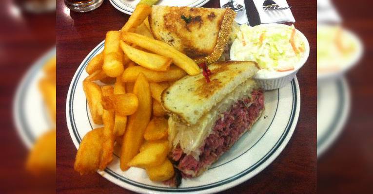 Снимок Brent's Delicatessen & Restaurant, Лос-Анджелес
