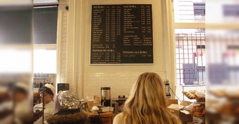 Меню на стене в Dean & Deluca Cafe - Broadway