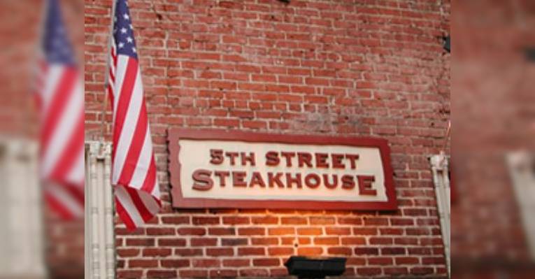 Снимок 5th Street Steak House, Chico