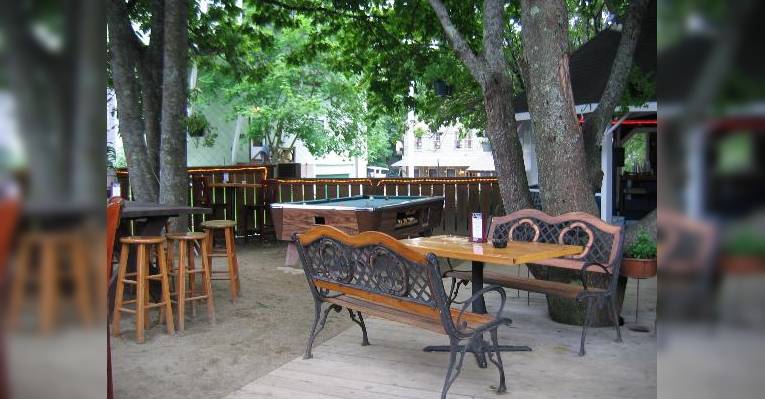 Изображение The Dog and Pony Tavern, Бар-Харбор