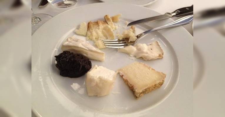                   сырная тарелка со сливовым джемом
                