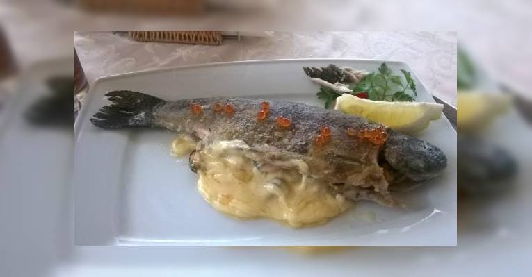 Рыба, фаршированная мидиями и сыром