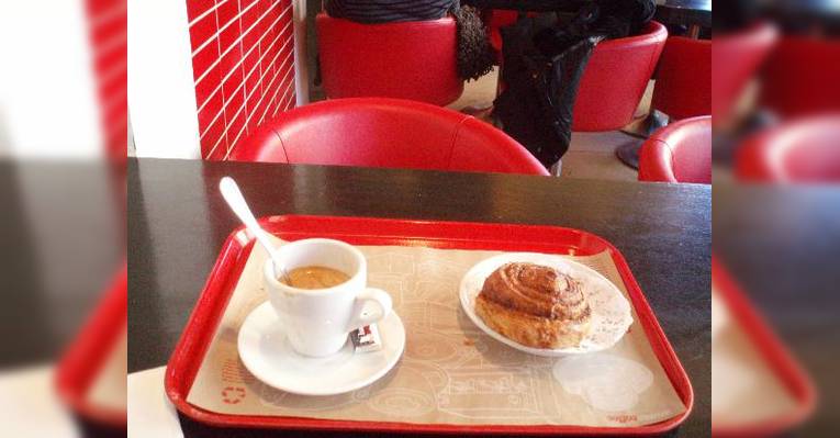 Кофе и булочка с корицей в Aroma Espresso Bar