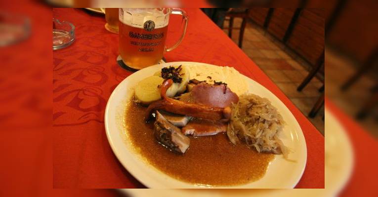 Кнедлики, тушеная капуста, мясо, сосиски - традиционно