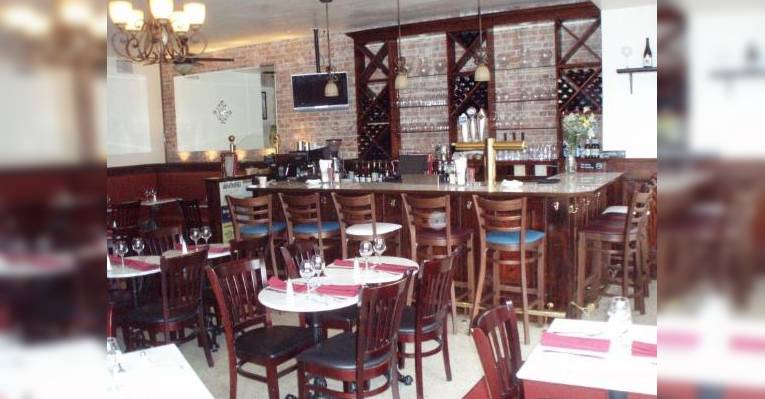 Снимок Le P'Tit Paris Bistro, Бруклин