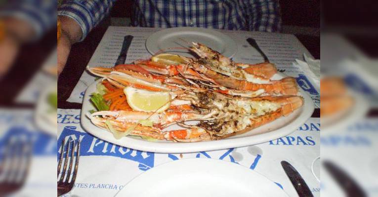 Блюдо с омарами.