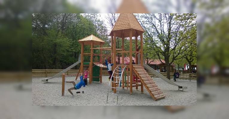 Детская площадка рядом в рестораном
