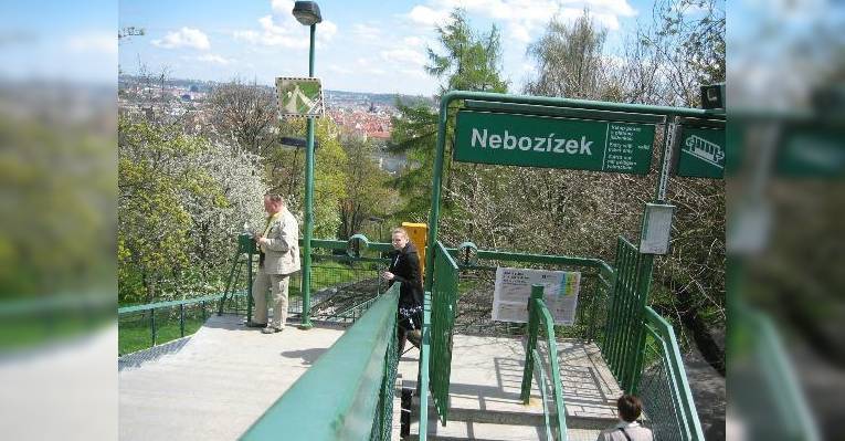 Поднялись на фуникулере до остановки Nebozizek - и налево по дорожке. Увидите ресторан.