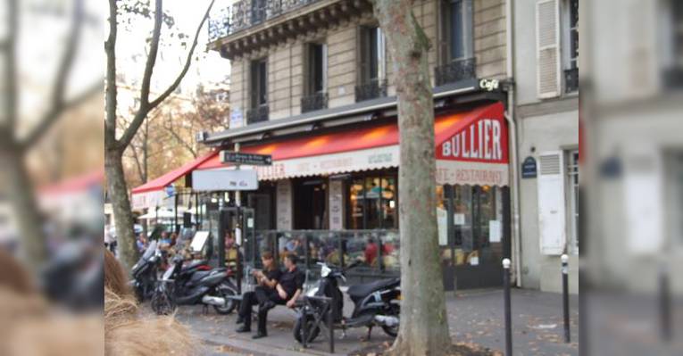 Под красным пологом защиты от дождя.