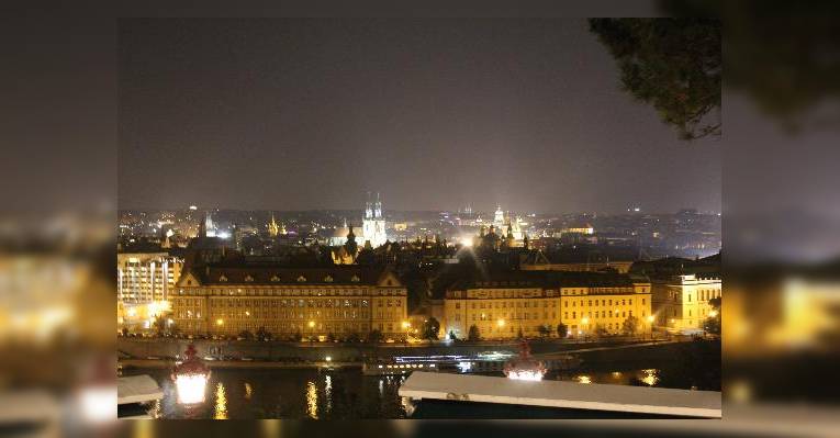 Вид на город вечером с территории ресторана