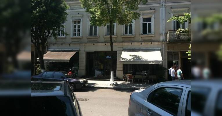 вывески ,увы, нет, поэтому сложно его найти