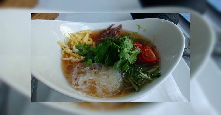 Лапша кукси с мраморной говядиной, Отличный холодный суп, правда есть удобнее палочками.