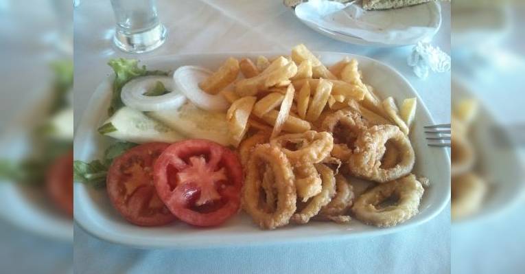Кальмары с овощами и картошкой