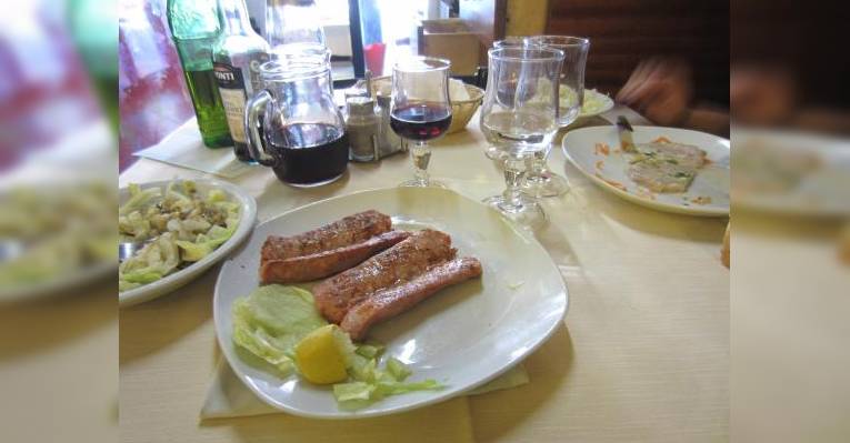сальсичи гриль и эскалом с лимонным соусом