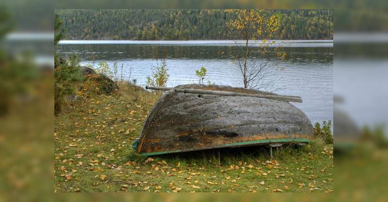 здесь есть старая лодка.
