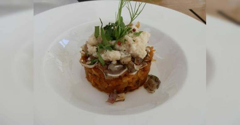 Свиные ушки с капустой и хреном