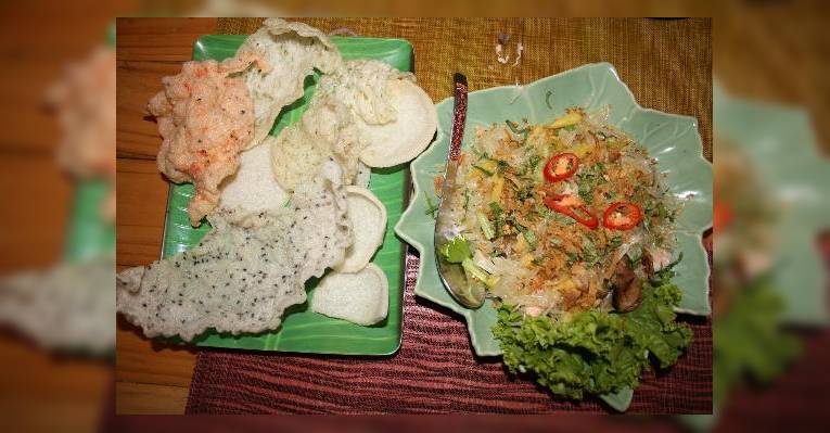 Салат из помело с морепродуктами и свининой
