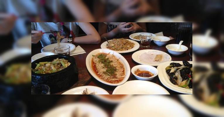 Жабьи лапки, местные грибы с мясом, рис с морепродуктами, муэры (древесные грибы)