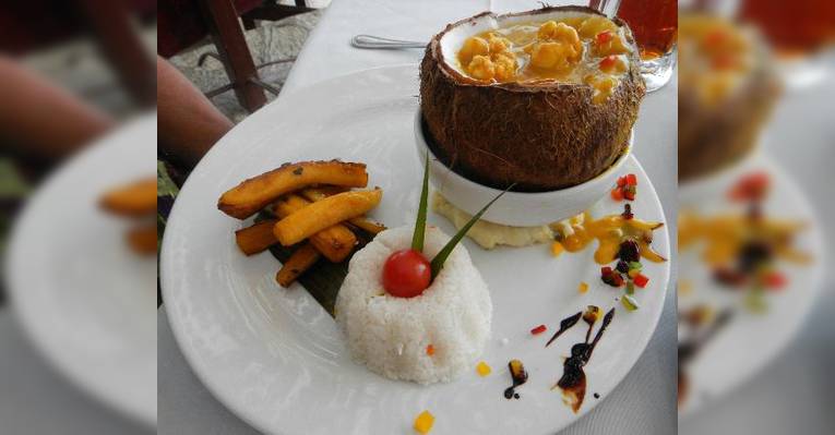 Морские деликатесы в кокосовой скорлупе.